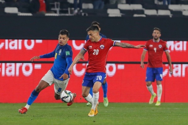 Charles Aránguiz ha sido uno de los mejores de la triple fecha de eliminatorias, pero su desgaste le está pasando la cuenta. Foto: Agencia Uno