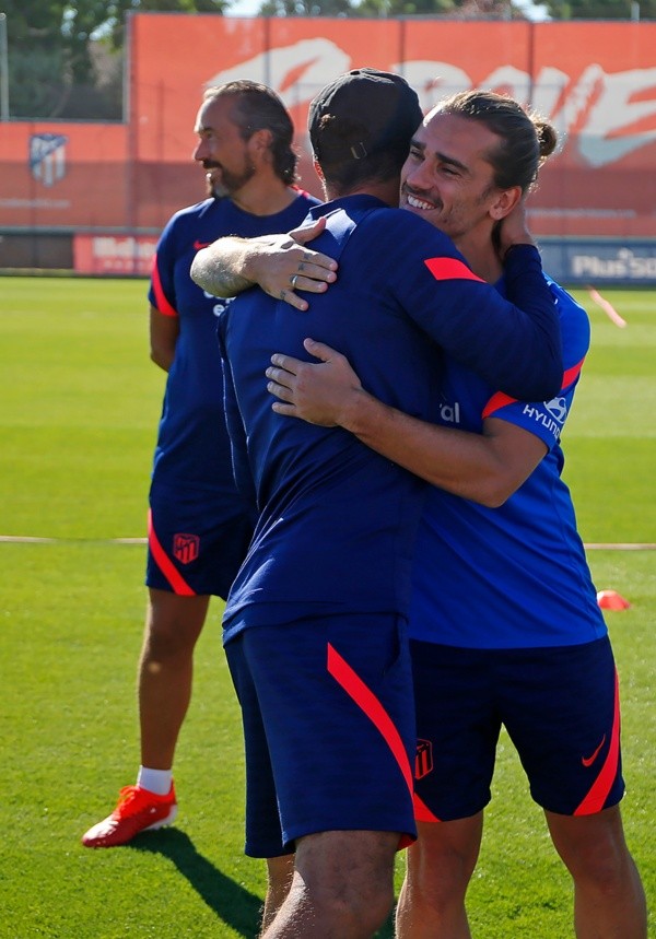 Antoine Griezmann fue recibido por Diego Simeone. (Foto: @Atleti)