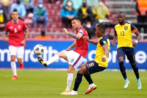 Charles Aránguiz está a una amarilla de perderse el partido contra Perú. (Foto: Getty Images)
