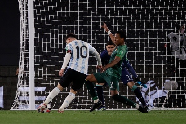 Messi se metió en la historia del fútbol sudamericano superando a Pelé. Foto: Getty Images
