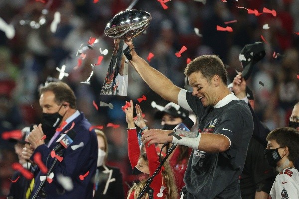 Tom Brady celebra el título de Super Bowl con los Buccaneers. Foto: Getty.