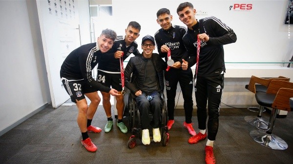 Alberto Abarza compartió sus medallas paralímpicas con el plantel de Colo Colo. (Foto: Colo Colo)