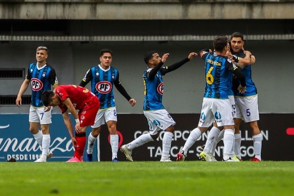 Huachipato dio dos contundentes golpes en el primer tiempo pero no aprovecharon la ventaja de 2-0. (Foto: Agencia Uno)