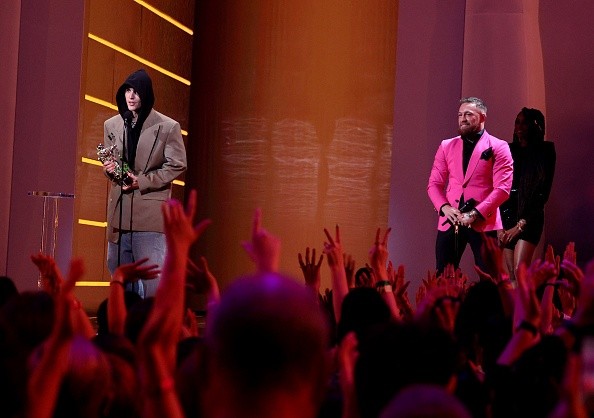 Conor McGregor no solo entregó premios, sino también algunos combos en el MTV VMA. Foto: Getty Images
