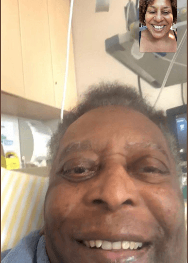 La hija de Pelé mostró la recuperación del legendario futbolista.