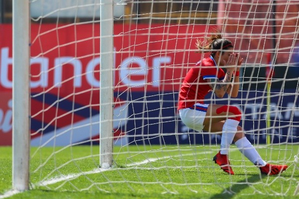 Carla Guerrero fue titular en la selección chilena femenina que empató ante Uruguay (Agencia Uno)