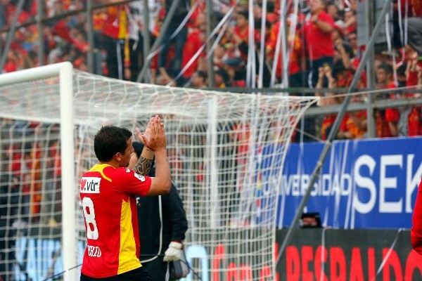 Emiliano Vecchio terminó el partido entre Colo Colo y Unión Española con la camiseta de Patricio Rubio y saludando a la hinchada hispana (Agencia Uno)