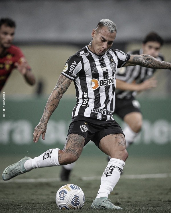 Edu Vargas marcó un golazo de penal a lo “Charles” para Atlético Mineiro. (Foto: Atlético Mineiro)