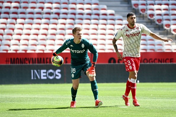 Maripán no pudo terminar el duelo de Mónaco contra Niza.