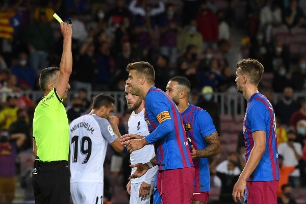 Piqué entró desde la banca pero no para defender, sino para ser delantero en Barcelona. Foto: Getty Images
