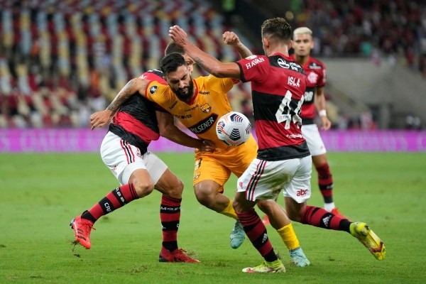 Mauricio Isla y un gran partido en Flamengo contra Barcelona por Copa Libertadores, (Foto: Getty Images)