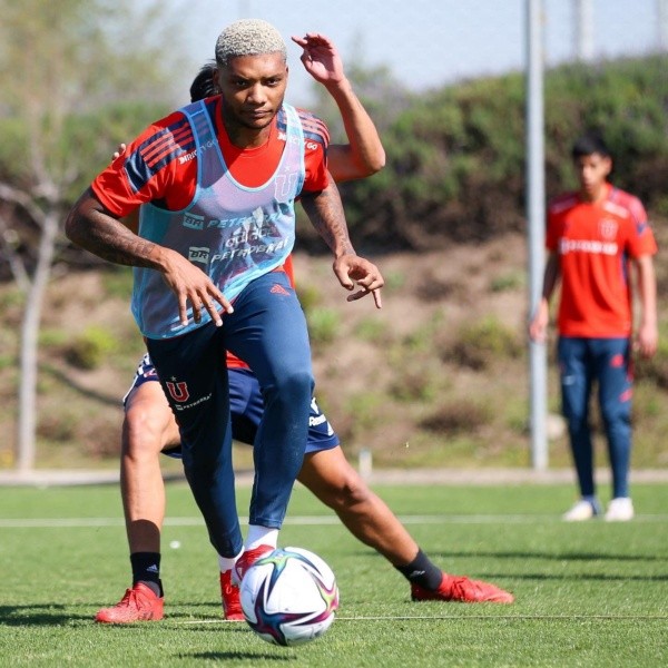 Cinco entrenamientos ha realizado Junior Fernandes con la camiseta de Universidad de Chile, una vez que cumplió con su cuarentena sanitaria. Foto: Prensa U. de Chile.