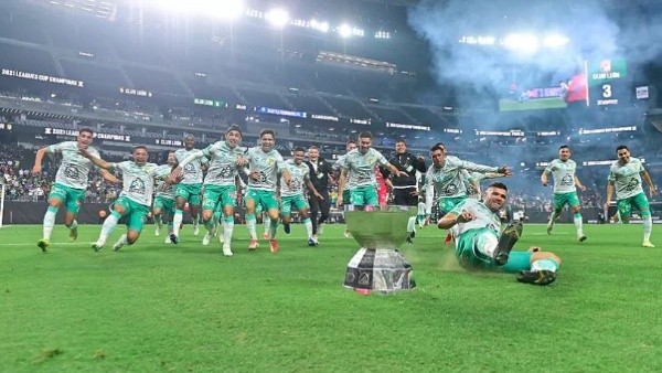 León celebrando el primer título internacional de su historia