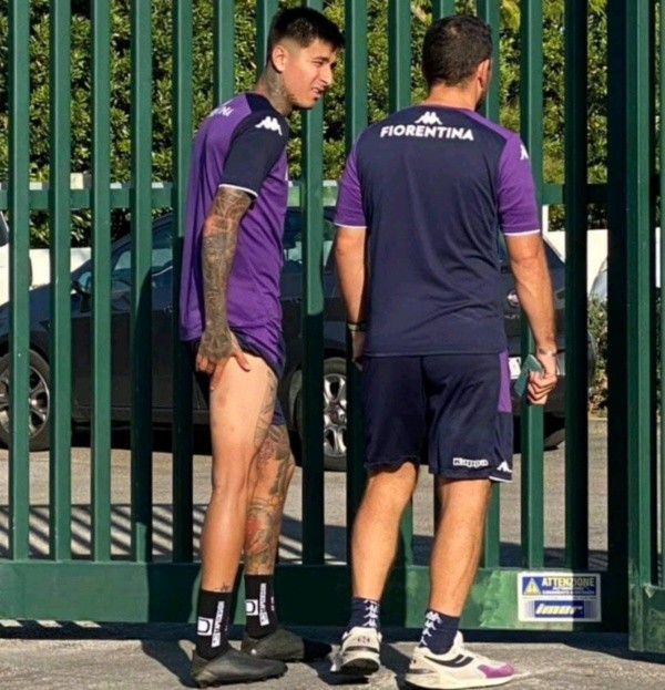 En la imagen se puede observar a Erick Pulgar saliendo con molestias en su pierna derecha luego de haber regresado a los entrenamientos de la Fiorentina. Foto: @ilPentasport