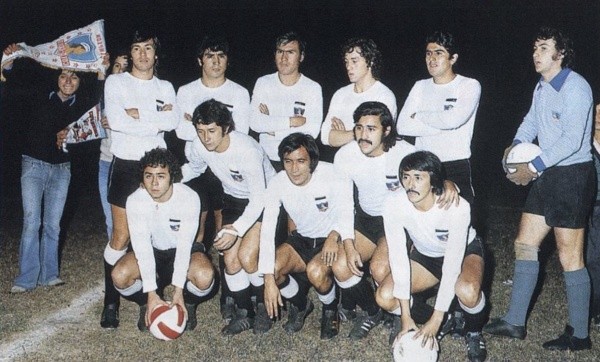 Colo Colo 73: arriba están de izquierda a derecha Leonel Herrera, Rafael González, Guillermo Páez, Mario Galindo, Alejandro Silva y Adolfo Nef. Abajo posan Carlos Caszely, Francisco Valdés, Sergio Ahumada, Sergio Messen y Leonardo Véliz. (Foto: Conmebol)