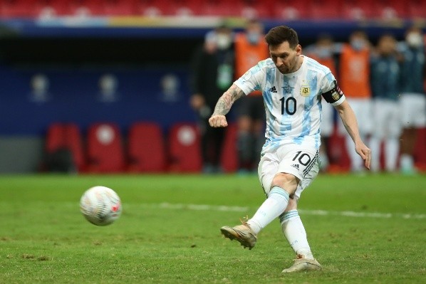 Messi llegó a 79 goles con Argentina, superando la marca de 77 registrada anteriormente por Pelé.