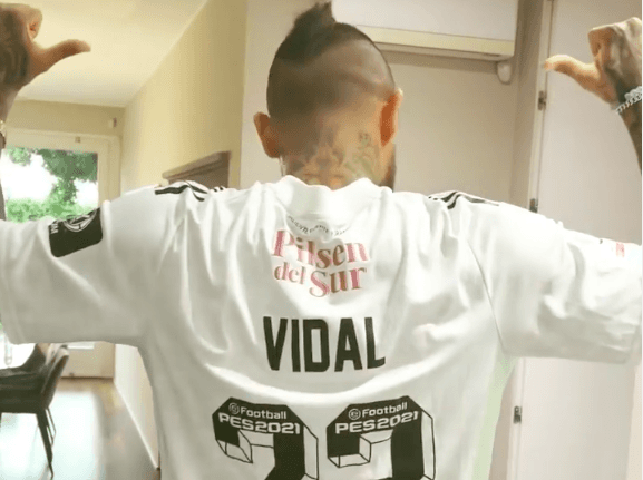 Arturo Vidal apoyó a Colo Colo previo al Superclásico con camiseta y todo. Foto: Instagram