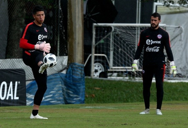 Brayan Cortés y Fernando de Paul se juegan algo más que los tres puntos en el Superclásico entre Universidad de Chile y Colo Colo. Foto: Agencia Uno