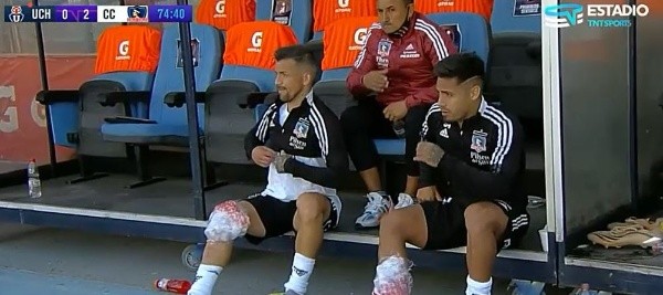 Así terminó Gabriel Costa en la banca de Colo Colo tras salir con molestias en el Superclásico. Foto: TNT Sports