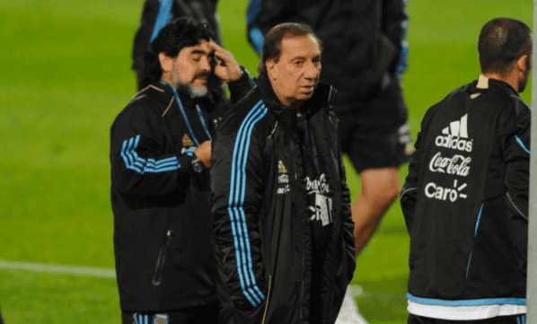 Carlos Bilardo por fin sabrá sobre la muerte de Diego Maradona. Foto: Getty Images
