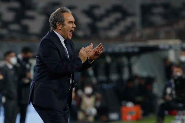 Martín Lasarte se juega más que los nueve puntos en eliminatorias. En 10 partidos, solo ganó uno y tiene a Chile muy lejos del Mundial de Qatar 2022. Foto: Agencia Uno