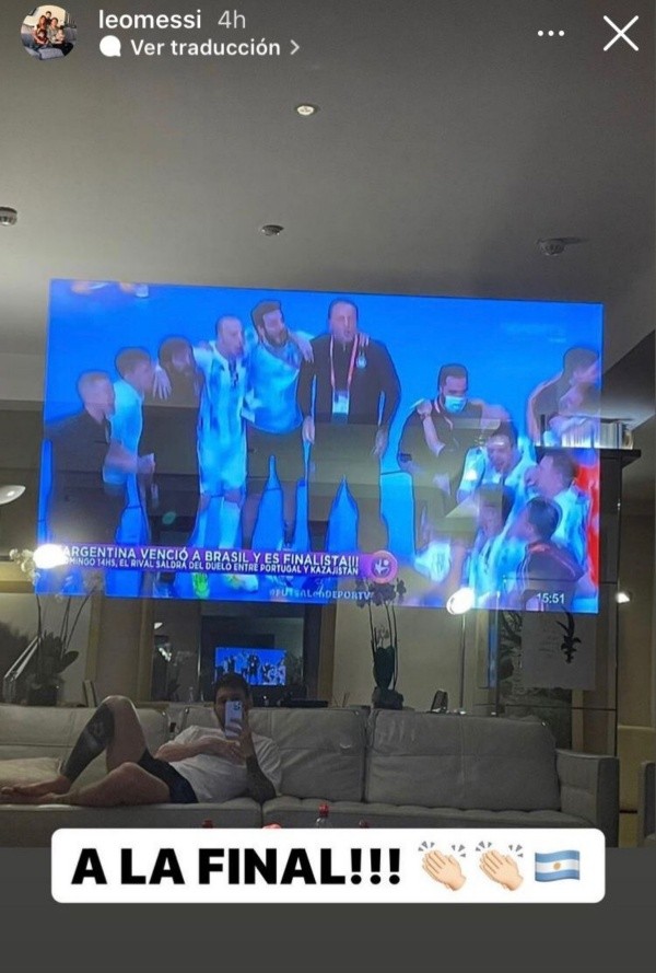 Una de las imágenes que ha compartido Lio Messi observando su chiche tecnológico