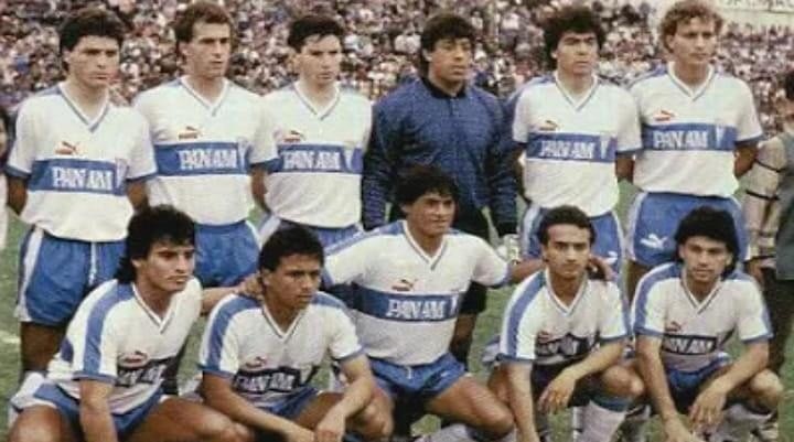 Marco Cornez con sus compañeros de Universidad Católica