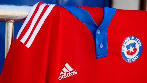 Las tres líneas de la camiseta de Chile con adidas. Foto: Adidas