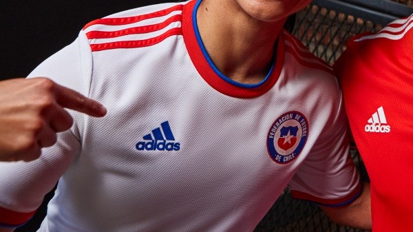El cuello y franjas de la camiseta alternativa de Chile con adidas. Foto: Adidas