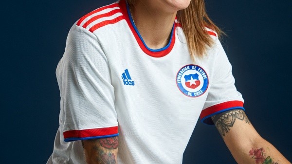 Las mangas de la camiseta alternativa de Chile con adidas. Foto: Adidas