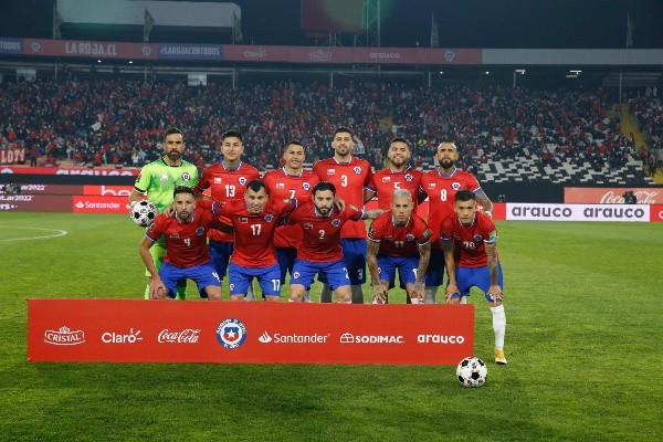Esta fue la camiseta de fabricación propia que utilizó Chile en la fecha triple. Ahora, la Roja vestirá Adidas por los próximos cinco años. Foto: Agencia Uno