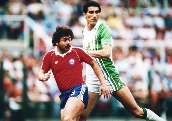 La indumentaria de Chile en el Mundial del 82&#039; es una de las más recordadas por los hinchas. Foto: Archivo.