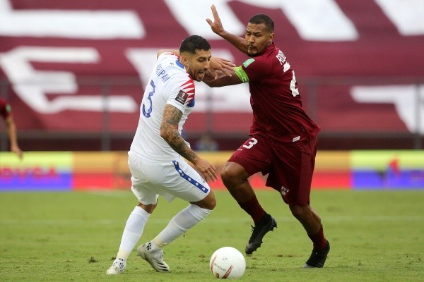 Salomón Rondón es la baja más importante en Venezuela para la triple fecha, donde enfrentarán a Chile. Ante la Roja marcó en el duelo de ida el año pasado. Foto: Getty Images