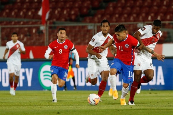 Chile y Perú vuelven a verse las caras en eliminatorias. La última vez fue triunfo para la Roja en el estadio Nacional. Foto: Agencia Uno