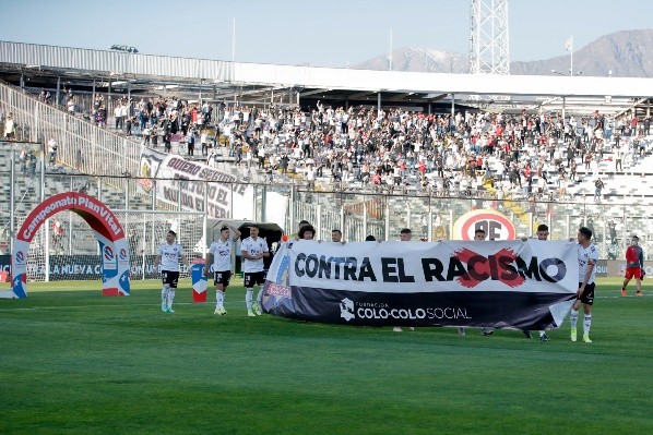 Colo Colo viene de perder ante Ñublense y debe ganar sí o sí a Palestino. En el duelo previo el Cacique entregó un tajante mensaje contra el racismo considerando el clima hostil y violento que se vive en el norte del país hacia los inmigrantes.