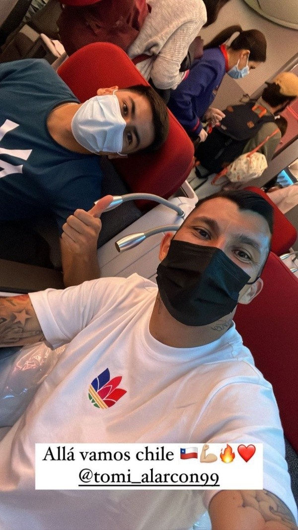 Gary Medel sube una fotografía en sus redes sociales avisando su viaje a Chile. Viene acompañado por Tomás Alarcón.