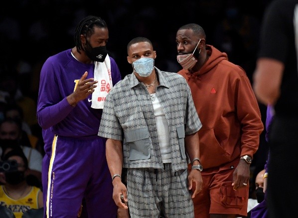 DeAndre Jordan, Russel Westbrook y Lebron James en el partido de pretemporada de los Lakers ante los Nets durante este domingo 3 de octubre. Foto: Getty Images