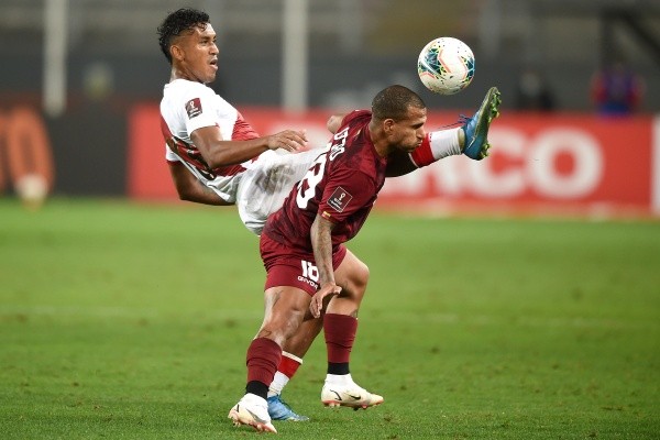 Renato Tapia tiene una sobrecarga en los gemelos y llegaría sí o sí al partido ante Chile (Getty Images)