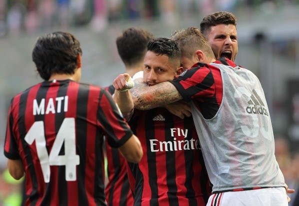 Celebrando un gol de Lapadula con asistencia de Matías Fernández por el Milan.