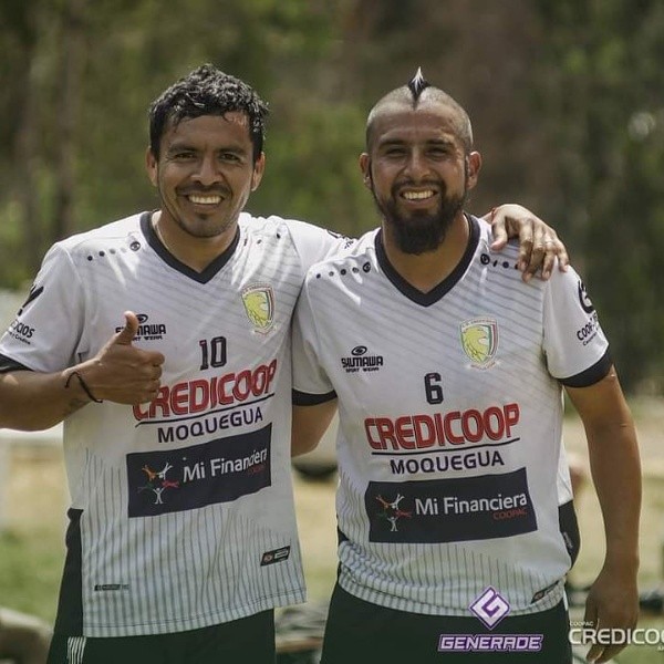 Así está actualmente Royer Vásquez, en la pretemporada del Credicoop Moquegua, donde conserv el look de Arturo Vidal.