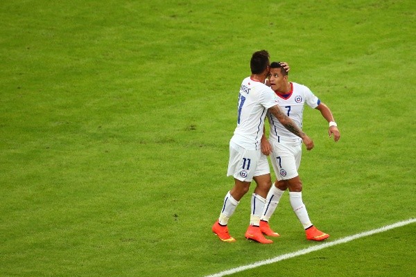 Alexis Sánchez y Eduardo Vargas se han ayudado para ser los máximos goleadores de la Roja. (Foto: Getty Images)