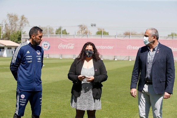 Durante octubre, el fútbol chileno se unen a la campaña para promover la detección temprana de este mal.