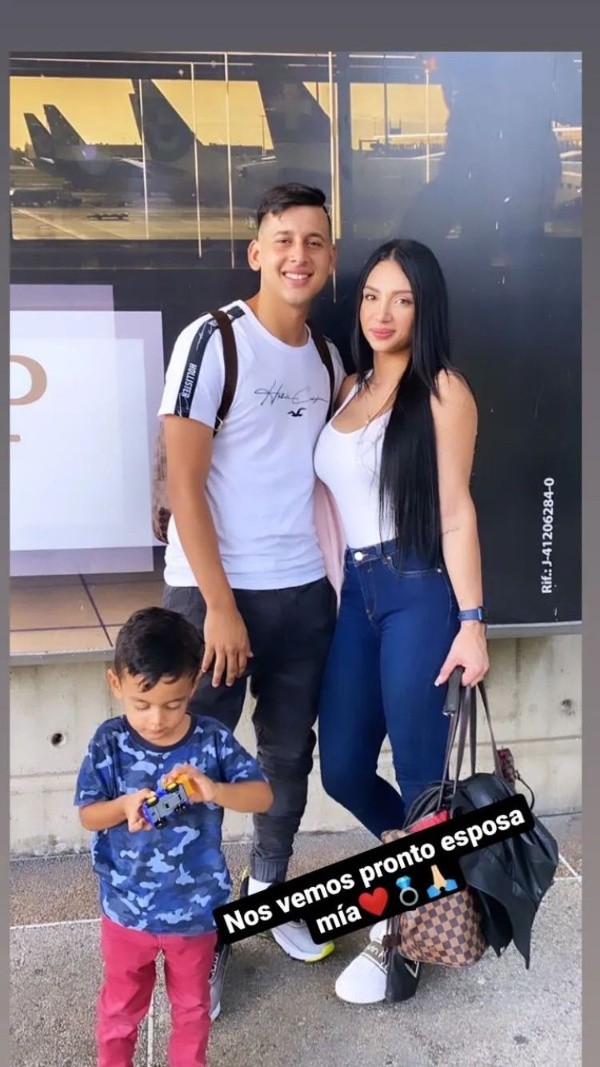 Con una despedida con su familia en el aeropuerto, así se despidió Contreras de Venezuela.
