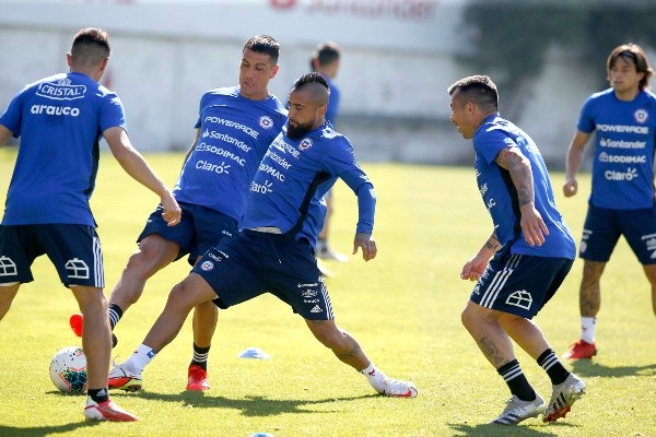 Arturo Vidal participó en la última práctica de la Roja, pero no viajará con el plantel a Perú. Foto: ANFP