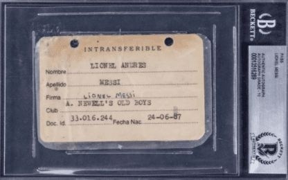 La parte trasera de la credencial de Lio Messi que tiene vuelto locos a los coleccionistas.
