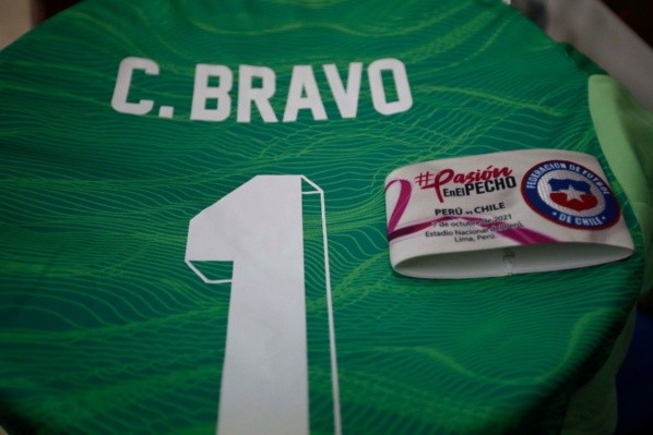 La jineta y la camiseta de Bravo con la tipografía de la nueva camiseta de la selección chilena. (Foto: LaRoja)