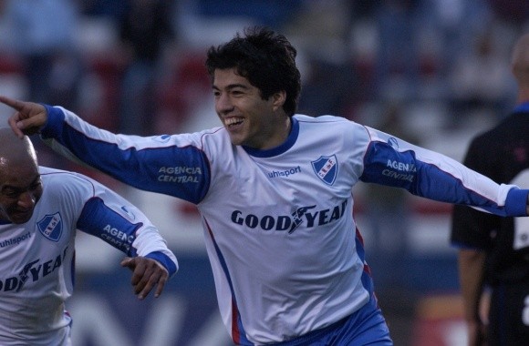 Luis Suárez con la camiseta de Nacional donde convirtió su primer gol en el profesionalismo y fue campeón. Foto: El País.