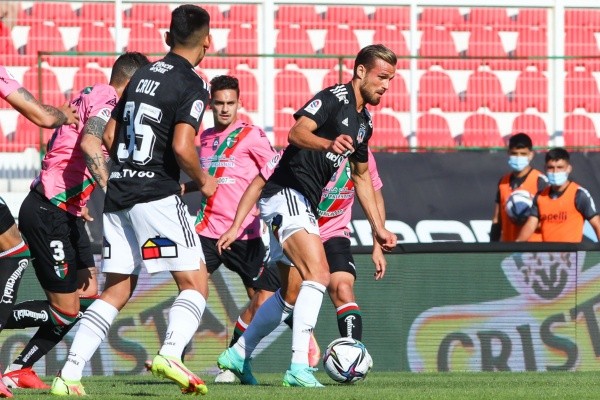 Christian Santos frente a Palestino: hoy la rompió con un tiro libre en el entrenamiento de Colo Colo. (Foto: Agencia UNO)