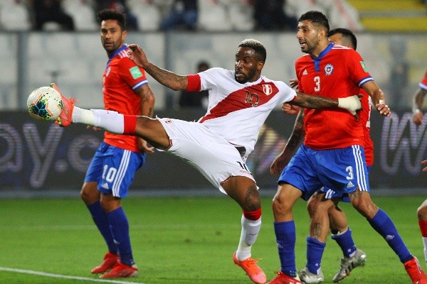 La selección chilena quedó en estado crítico en las eliminatorias tras caer ante Perú. Foto: Agencia Uno