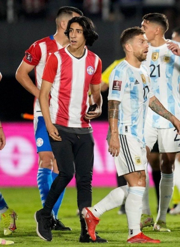 Pasando desapercibido dentro de la cancha entre los jugadores, así se escondía el hincha paraguayo.